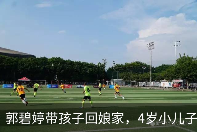 郭碧婷带孩子回娘家，4岁小儿子露脸浓眉大眼，被外公夸貌比潘安